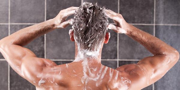Seorang pria sedang mencuci rambutnya